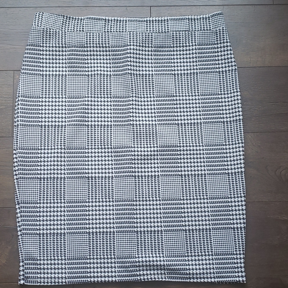 Houndstooth pencil skirt